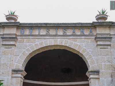 Sulla sommit� vi � impressa in lettere blu la scritta Qui si sana, un motto presente in molte dimore situate in luoghi salubri destinati alla cura: il motivo che port� il primo proprietario a venire ad abitare qui
